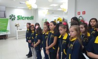 14.06.2019 - Coro infantil se apresenta no Banco Sicredi.