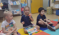 Pré 2 em aula de língua Inglesa