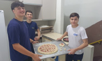Aprendendo com Sabor: Turma do 8º ano do CEAP faz pizza na aula de Matemática.