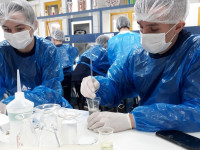 05.05.2022 - 1ª série do EM participa de aula prática de química na Unijuí