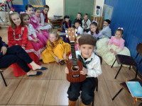 Turmas do Pré 2 A e B, realizaram pesquisa de instrumentos musicais