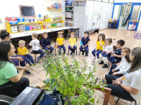 Alunos do Maternal 2 conversam com a cientista ambiental Laura Pereira