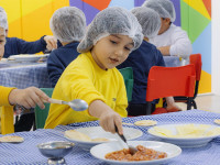Pré 2 do CEAPzinho prepara pizzas para os Pais.