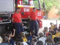 Crianças curtem aula nos Bombeiros