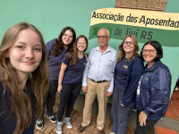 21.03.24 - Alunas do CEAP pesquisam sobre  as políticas de apoio aos idosos e sua eficácia