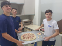 Aprendendo com Sabor: Turma do 8º ano do CEAP faz pizza na aula de Matemática.