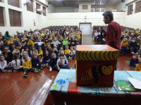 De escritor distante a amigo das crianças